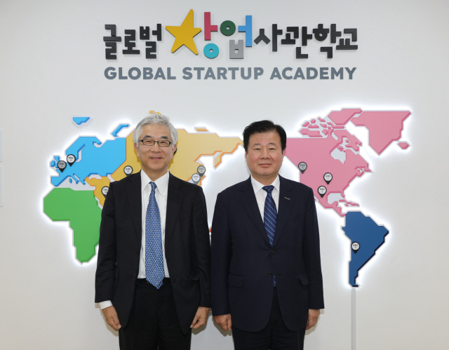 강석진(오른쪽) 중소벤처기업진흥공단 이사장이 미야가와 타다시 일본 중소기업기반 정비기구 이사장과 9월 30일 서울 글로벌창업사관학교에서 열린 한-일 중소기업진흥정례회의에서 기념촬영을 하고 있다. <중진공 제공>